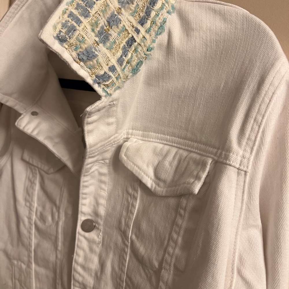 Versatile White Denim Jacket with unique Classic Design - Picture 6 of 9